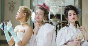 kobiety w kostiumach z epoki